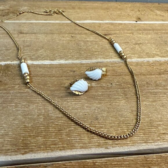 Vintage 70's Avon White Seashell Lucite Pendant Necklace & Clip On Earrings - Picture 2 of 5